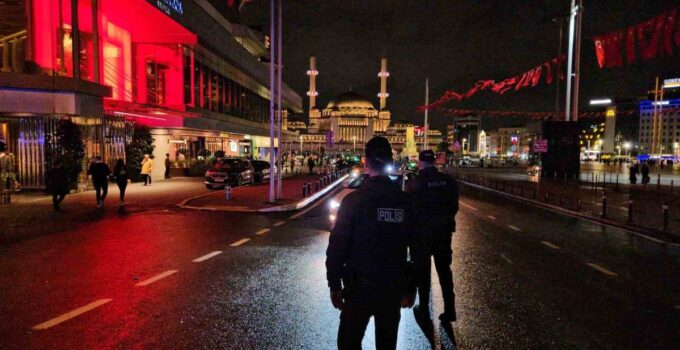 İstanbul’da ‘Huzur İstanbul’ denetiminde Taksim’de GBT ve araç kontrolü yapıldı