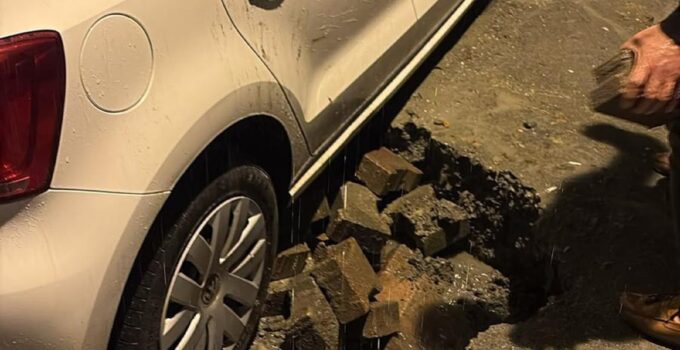 İstanbul’da sağanak sonrası Fatih’te yol çöktü, çukura düşen araçlar kurtarıldı
