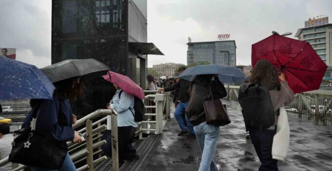 İstanbul’da şiddetli yağmur ve rüzgar günlük yaşamı olumsuz etkiledi