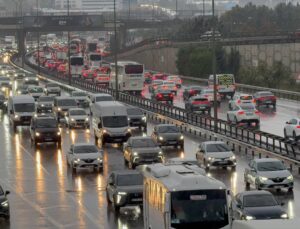 İstanbul’da yağışın da etkisiyle sabah saatlerinde trafik yoğunluğu