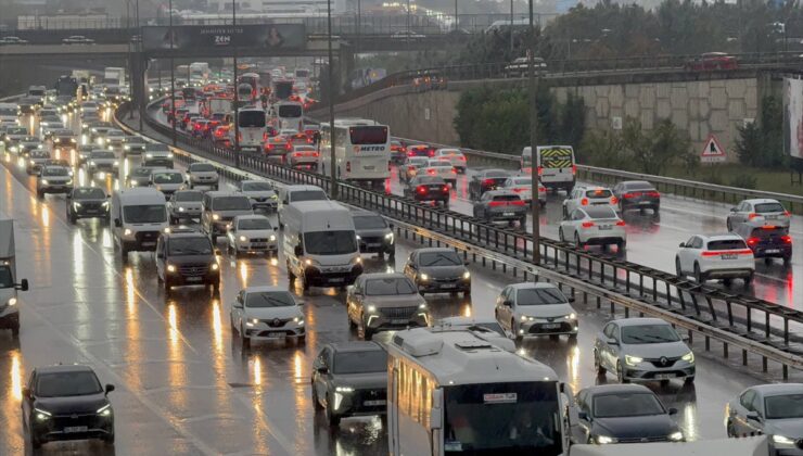 İstanbul’da yağışın da etkisiyle sabah saatlerinde trafik yoğunluğu