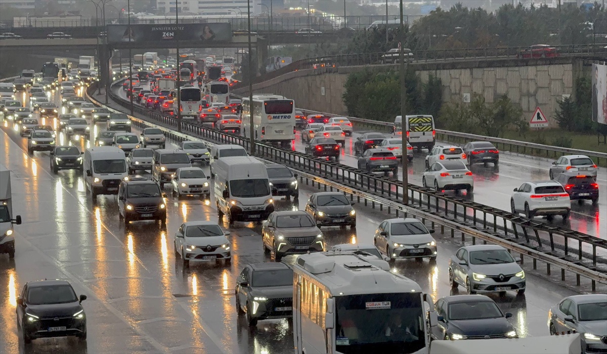 İstanbul’da yağışın da etkisiyle sabah saatlerinde trafik yoğunluğu