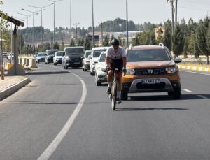 İsviçre’den 37 günde 4 bin 500 kilometre pedal çeviren Murat Yarbuğ Midyat’a ulaştı