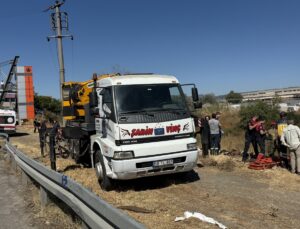 İzmir Kemalpaşa’da otomobil Nif Çayı’na devrildi, 1 kişi öldü, 2 kişi yaralandı