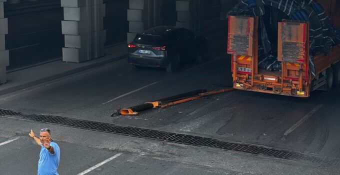 İzmir Konak’ta alt geçide sıkışan vinç ekiplerin çalışmasıyla kurtarıldı