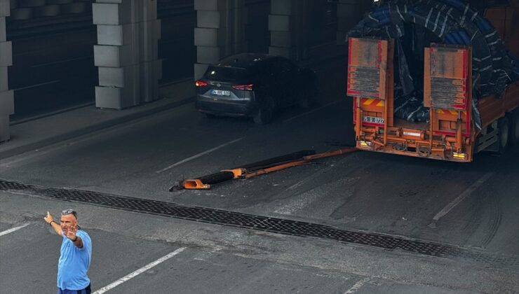 İzmir Konak’ta alt geçide sıkışan vinç ekiplerin çalışmasıyla kurtarıldı