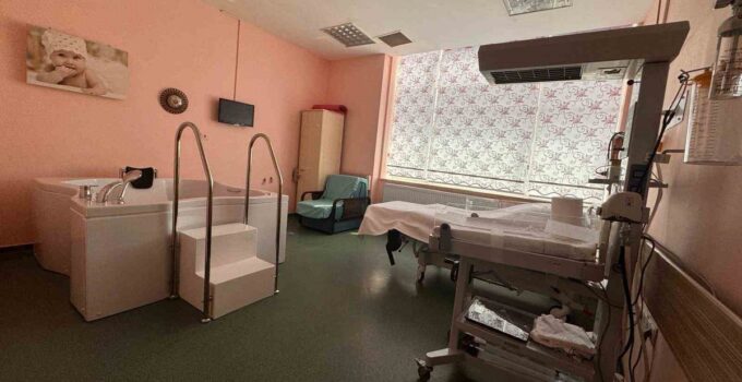 Karabük Eğitim ve Araştırma Hastanesinde suda doğum dönemi başladı