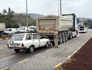 Karabük’te kırmızı ışık ihlali sonrası tıra çarpan otomobilde 2 kişi yaralandı