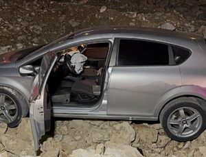 Karaman’da otomobil inşaatın kazı alanına düştü, 2 kişi yaralandı; kaza anı kamerada