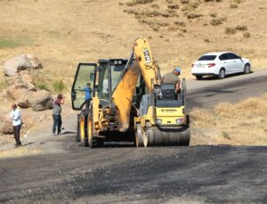 Karlıova’da köy yolları onarılıyor