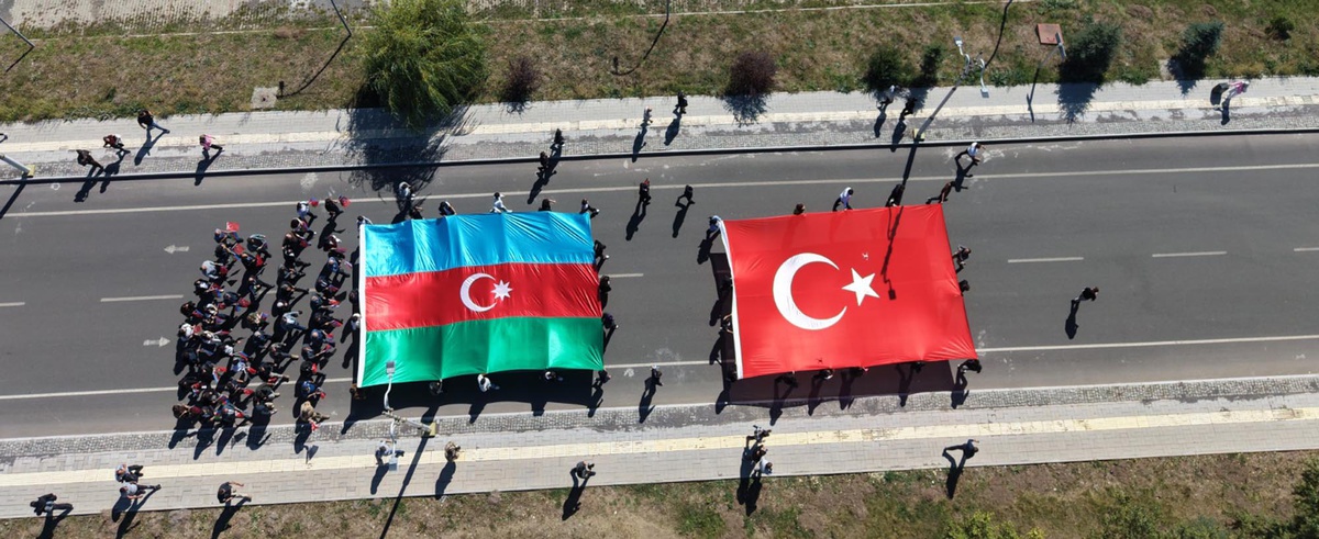 Kars’ta Karabağ şehitleri için ‘İki Devlet Tek Yürek’ yürüyüşü