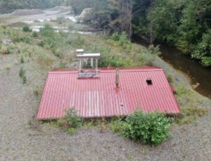Kastamonu Bozkurt’ta selde toprağa gömülen 3 katlı binanın sadece çatısı görünüyor