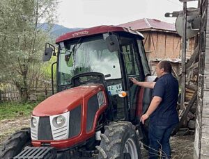 Kastamonu İhsangazi’de doğuştan görme engelli çiftçi traktör sürüyor ve odun kırıyor