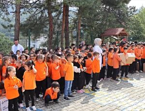 Kastamonu Küre’de kaymakamlık ve maden şirketi öğrencilere kırtasiye yardımı yaptı
