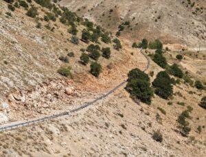 Kayseri Büyükşehir Belediyesi Sarız’da 1,3 km’lik yol açma çalışmasını sürdürüyor