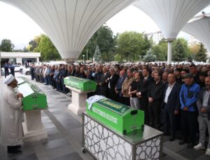 Kayseri Hacılar’da babasının kucağında başına taş düşen 3 yaşındaki çocuk defnedildi