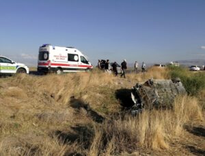 Kayseri Yeşilhisar’da refüje çarpan otomobil şarampole devrilince 3 kişi yaralandı