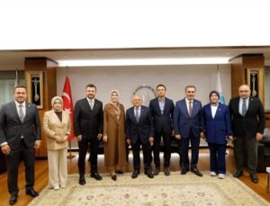 Kayseri’de AK Parti heyeti, Başkan Büyükkılıç ile kentin ihtiyaçlarını görüştü