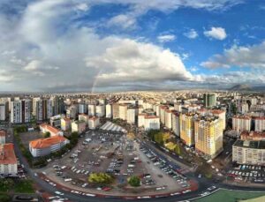 Kayseri’de sağanak sonrası oluşan gökkuşağı izleyenleri mest etti