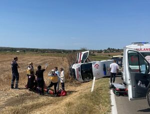 Kırklareli’nde ambulans ile iki otomobilin karıştığı kazada 5 kişi yaralandı