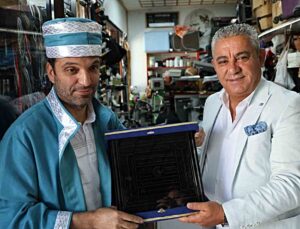 Kırşehir’de ayakkabı ustası Ayvaz Şenlik, Ahilik’te şed kuşanan ilk engelli esnaf oldu