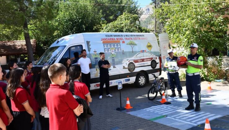 Köyceğiz’de Jandarma Trafik ekipleri Otmanlar İlkokulu ve Ortaokulu’nda eğitim verdi