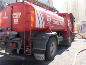 Küçükçekmece’de kapalı otoparkta yanan elektrikli araç itfaiye örtüsüyle söndürüldü