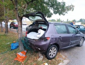 Kütahya Akkent’te otomobil park halindeki araca ve duvara çarptı, sürücü yaralandı