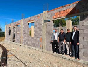 Kütahya Hisarcık’ta İlçe Müftüsü Demirci, yapımı süren taziye evini inceledi