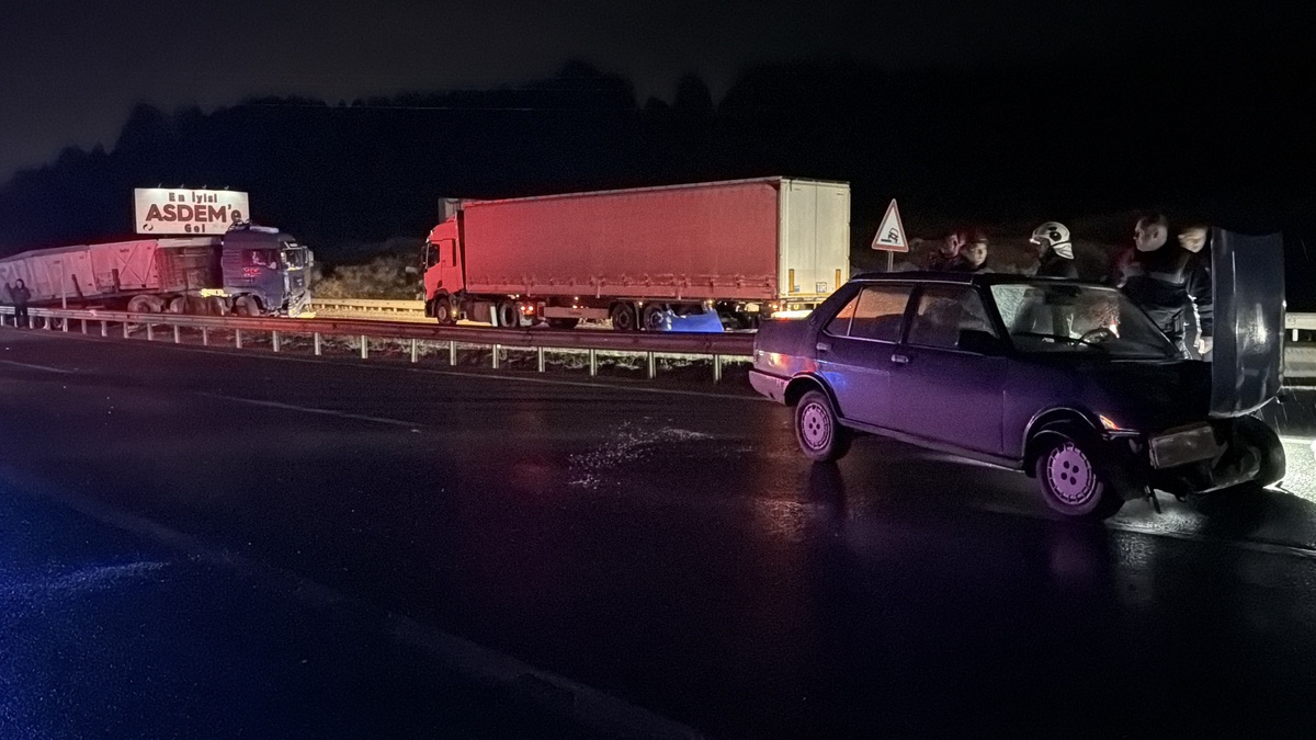 Kütahya’da bariyeri aşan TIR karşı şeride geçti, TIR sürücüsü yaralandı