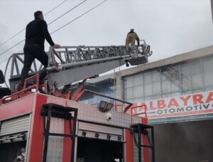 Kütahya’da Galericiler Sitesi’nde çatıda çıkan yangında 3 iş yeri hasar gördü