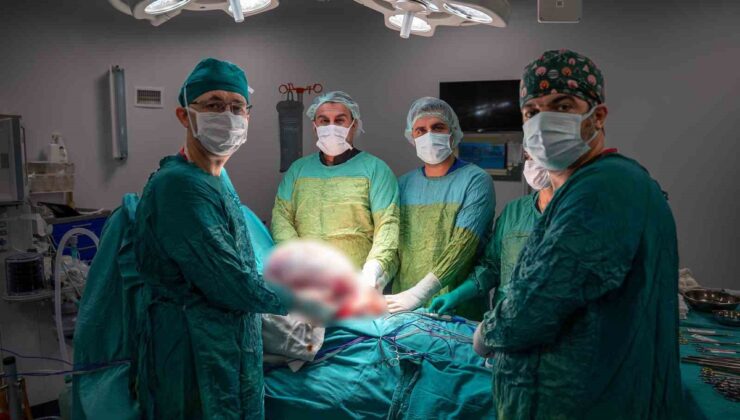 Malatya’da hastanın sol yumurtalığından 15 kilogramlık kitle başarıyla çıkarıldı