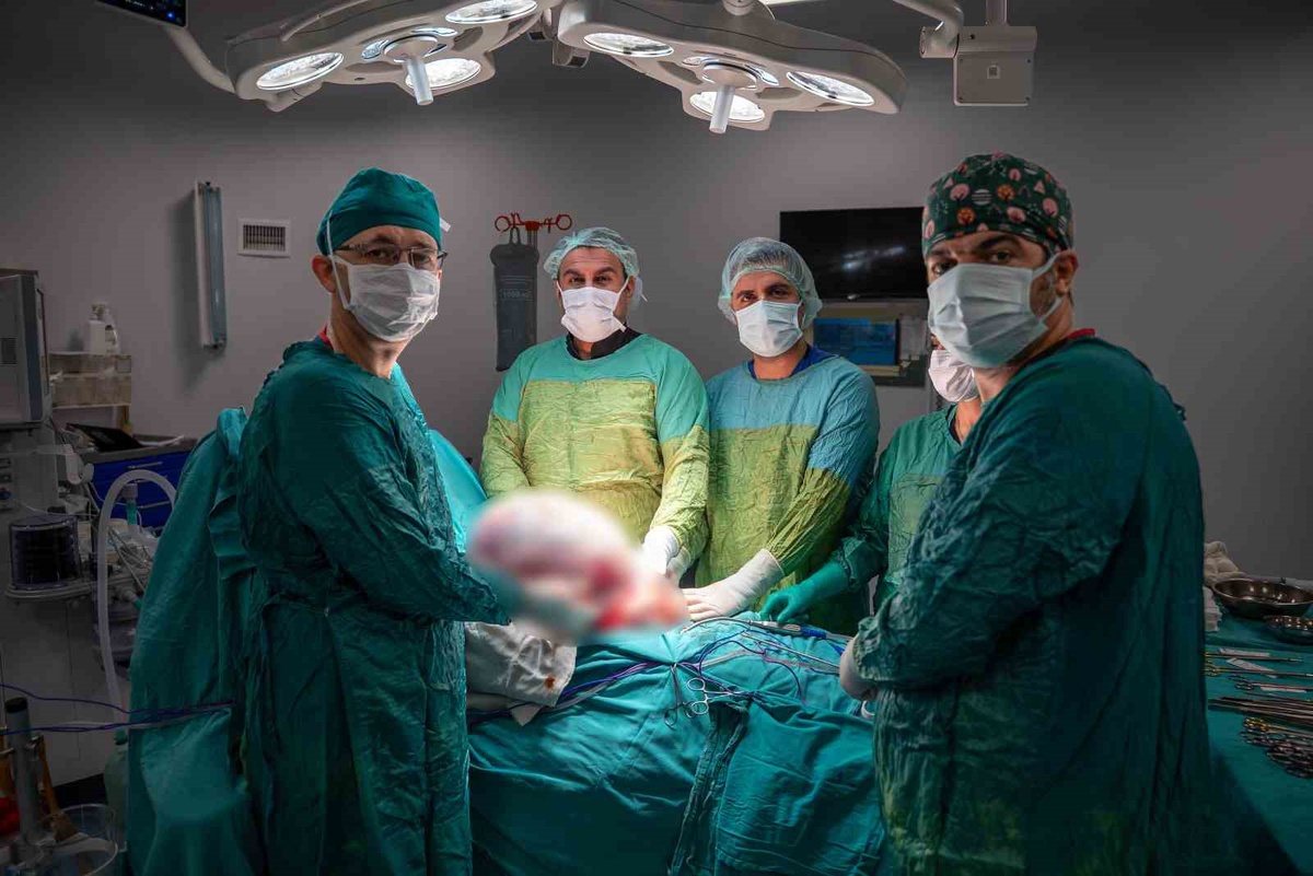 Malatya’da hastanın sol yumurtalığından 15 kilogramlık kitle başarıyla çıkarıldı