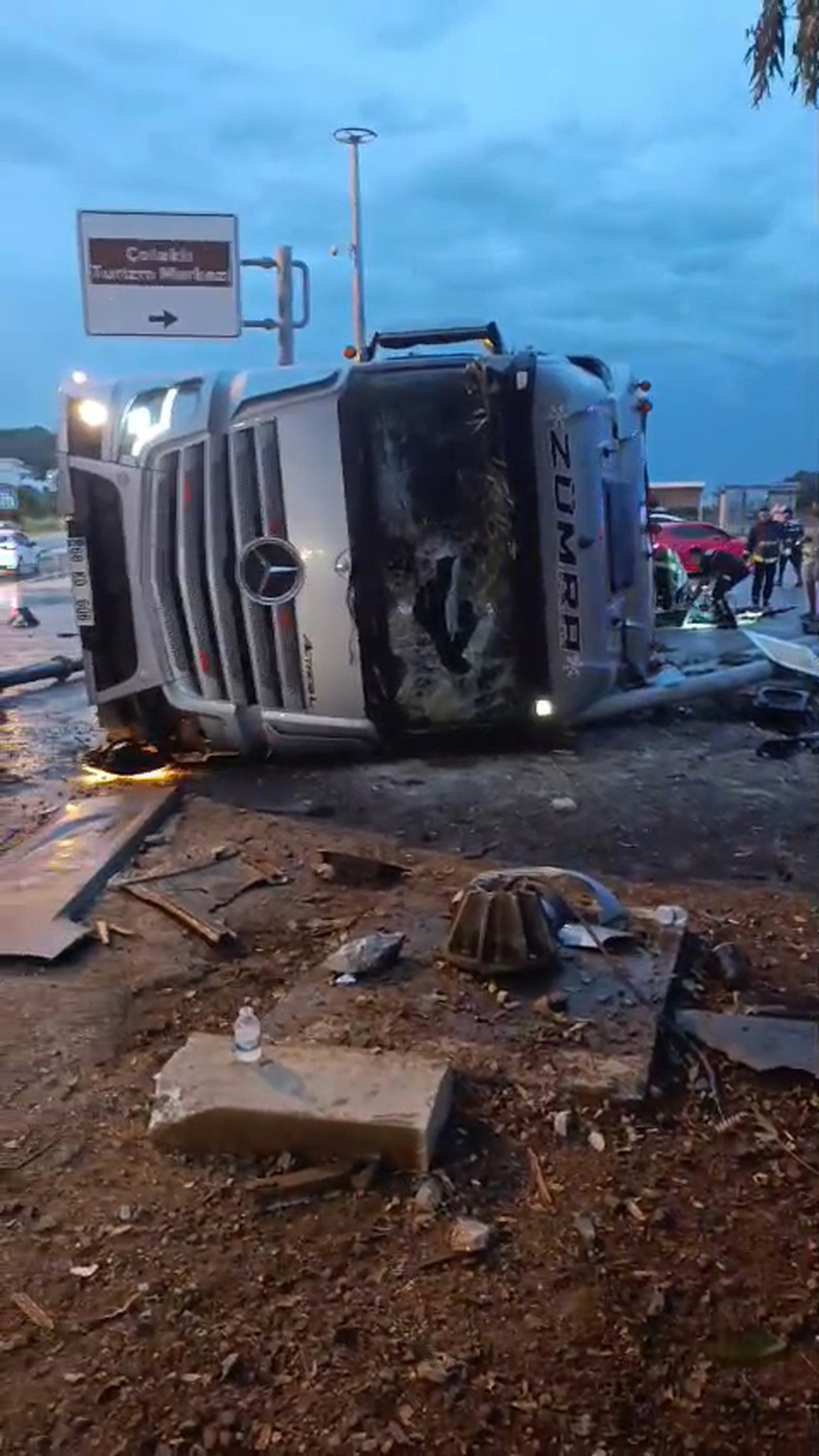 Manavgat’ta TIR dolmuş durağına devrildi, 2 kişi öldü, TIR sürücüsü gözaltına alındı