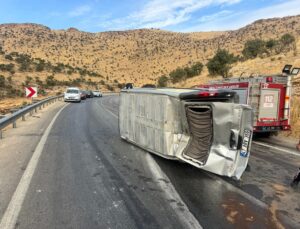 Mardin Midyat’ta devrilen minibüste 3’ü çocuk 8 kişi yaralandı