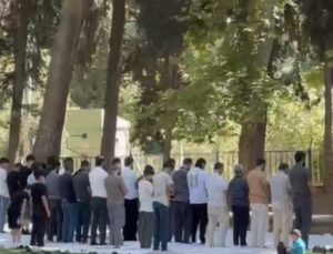 Mardin Nusaybin’de vatandaşlar öğle namazında DSİ Barajı kıyısında saf tuttu