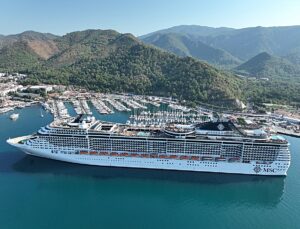 Marmaris’e gelen MSC Divina’dan 3 bin 893 turist ilçeyi gezdi