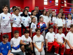 MEB Bakanı Tekin, Bağcılar’daki Göztepe Spor Kompleksi’nde sporcularla sohbet etti