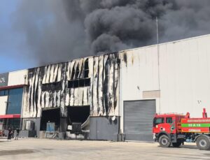 Mersin Akdeniz’de temizlik malzemesi tesisinde çıkan yangına itfaiye müdahale ediyor