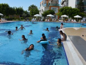 Mersin Gülnar’da Kaymakamlığın projesiyle 80 öğrenci otelde eğlendi