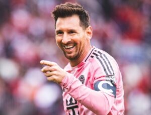Messi’den ağızları açık bırakan frikik golü! Tarihe geçmesine üç gol kaldı
