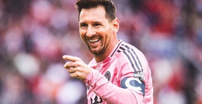 Messi’den ağızları açık bırakan frikik golü! Tarihe geçmesine üç gol kaldı