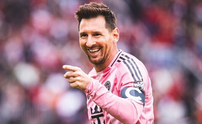 Messi’den ağızları açık bırakan frikik golü! Tarihe geçmesine üç gol kaldı