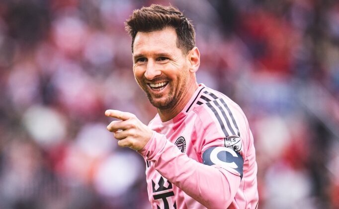 Messi’den ağızları açık bırakan frikik golü! Tarihe geçmesine üç gol kaldı