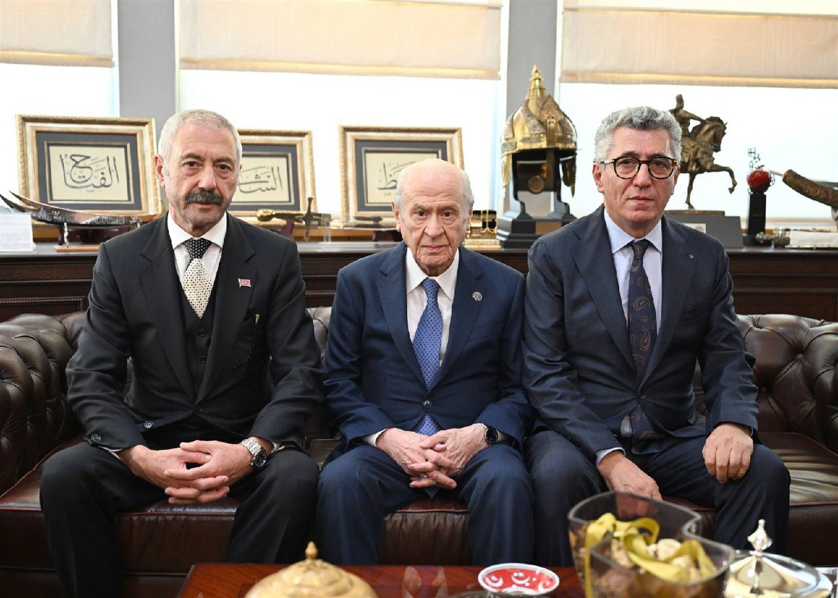MHP Genel Başkanı Bahçeli, Sarallar ve Şahinler aileleriyle genel merkezde görüştü