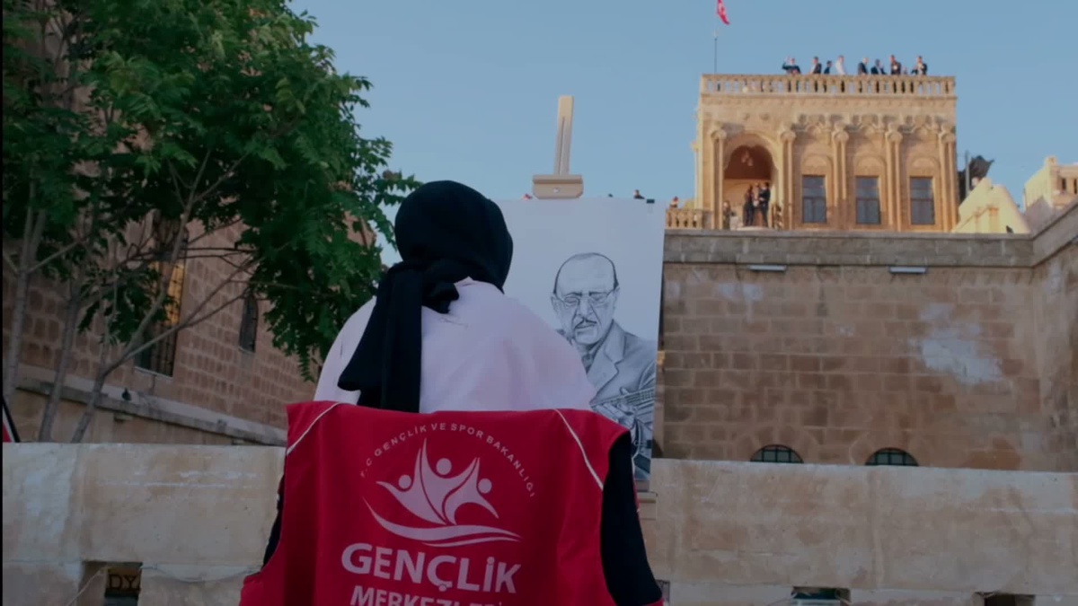 Midyat Gençlik Merkezi’nde Neşet Ertaş için portre çizilip türküleri söylendi