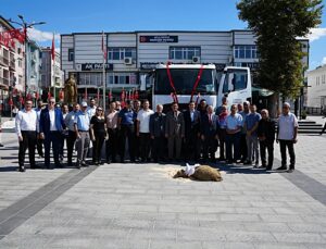 Milletvekili Aksal üniversiteyi ziyaret etti, İpsala’ya süpürge aracı verildi