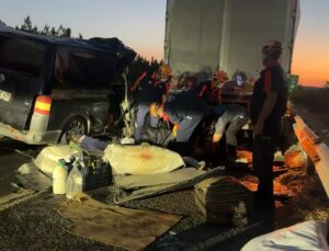 Minibüs TIR’a arkadan çarptı: 2 ölü, 2 ağır yaralı