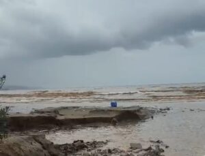 Mudanya’da sağanak su taşkınlarına yol açtı, mahsur kalan 4 kişi kurtarıldı