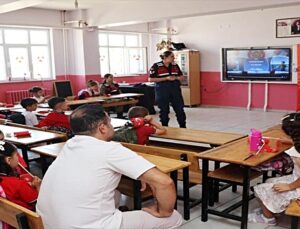 Muş’ta jandarma ekipleri öğrecilerle bir araya geldi